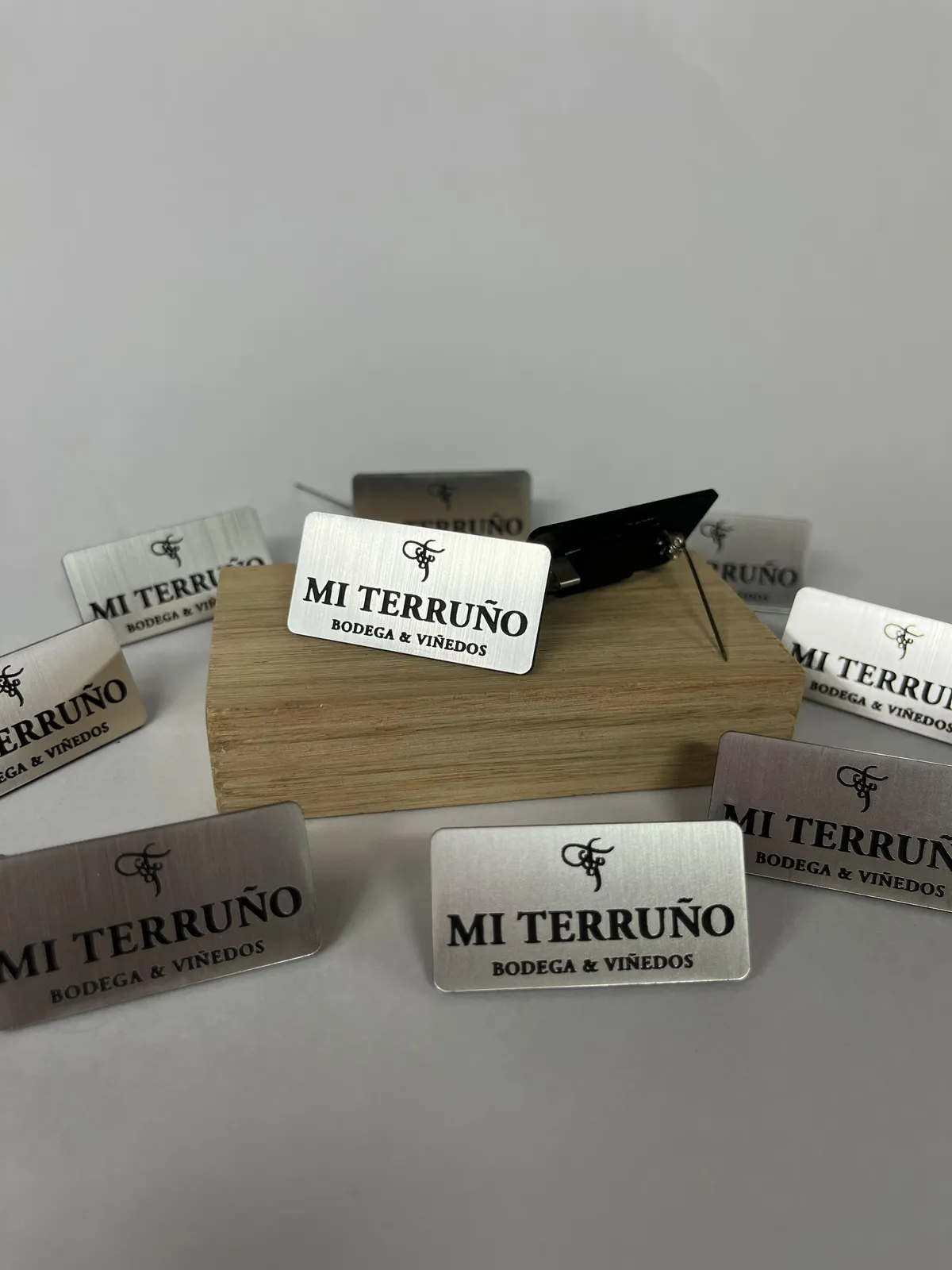 Credenciales de metal grabadas con el logo de la bodega Mi Terruño